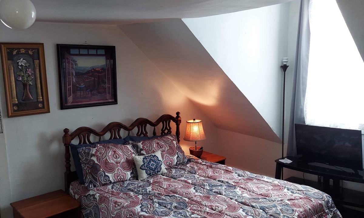 Randolph House | Studio in Randolph Village, Studio apartment in 200 year old home