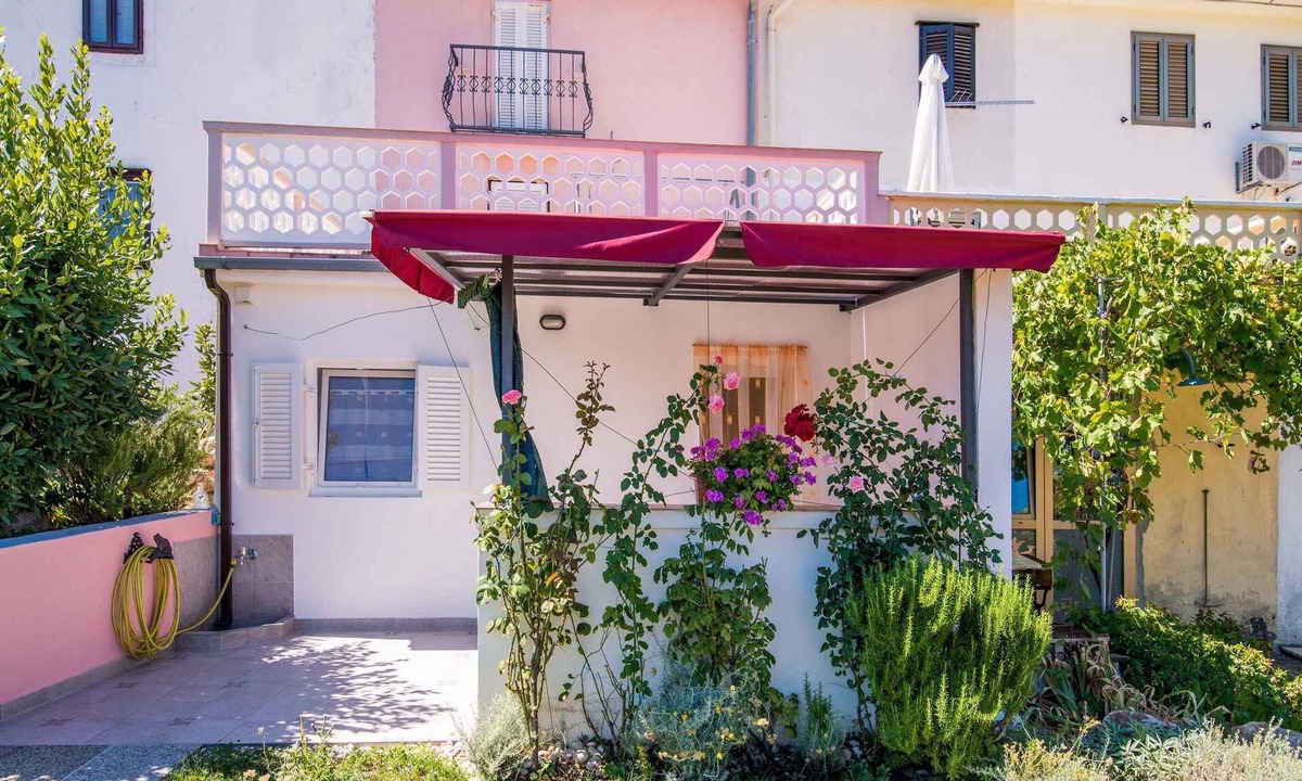 Vrbnik Apartment | Studio in the immediate vicinity of the sea