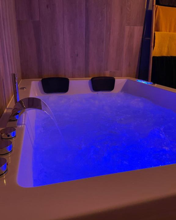 Sacquenville Apartment | Studio jacuzzi Love Room