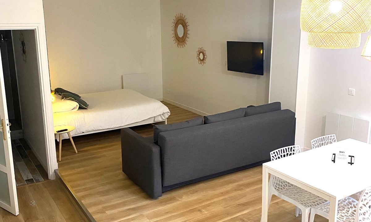 Le Creusot Apartment | Studio Jardint-Studio-Standard-Ensuite-Garden view