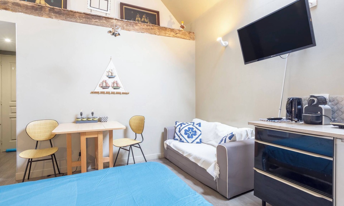 Guilvinec Apartment | Studio "L'Eclose Ty Du" with Private Terrace, Shared Garden, and Wi-Fi