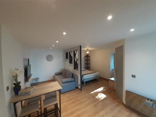 Saint-Georges-de-Luzencon Apartment | Studio Le Ménascle