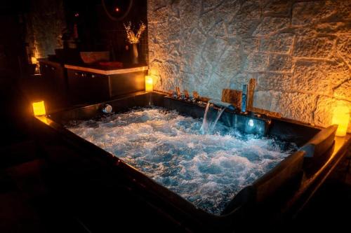 Centre Historique Apartment | Studio La Tentation - Spa, Champagne, Lit King Size