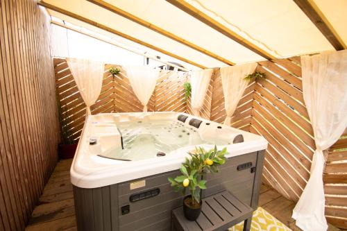 Montfort-sur-Meu Apartment | Studio les 2 fées - Jacuzzi - Forêt de Brocéliande