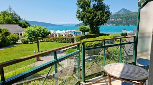 Duingt Apartment | Studio les pieds dans l'eau