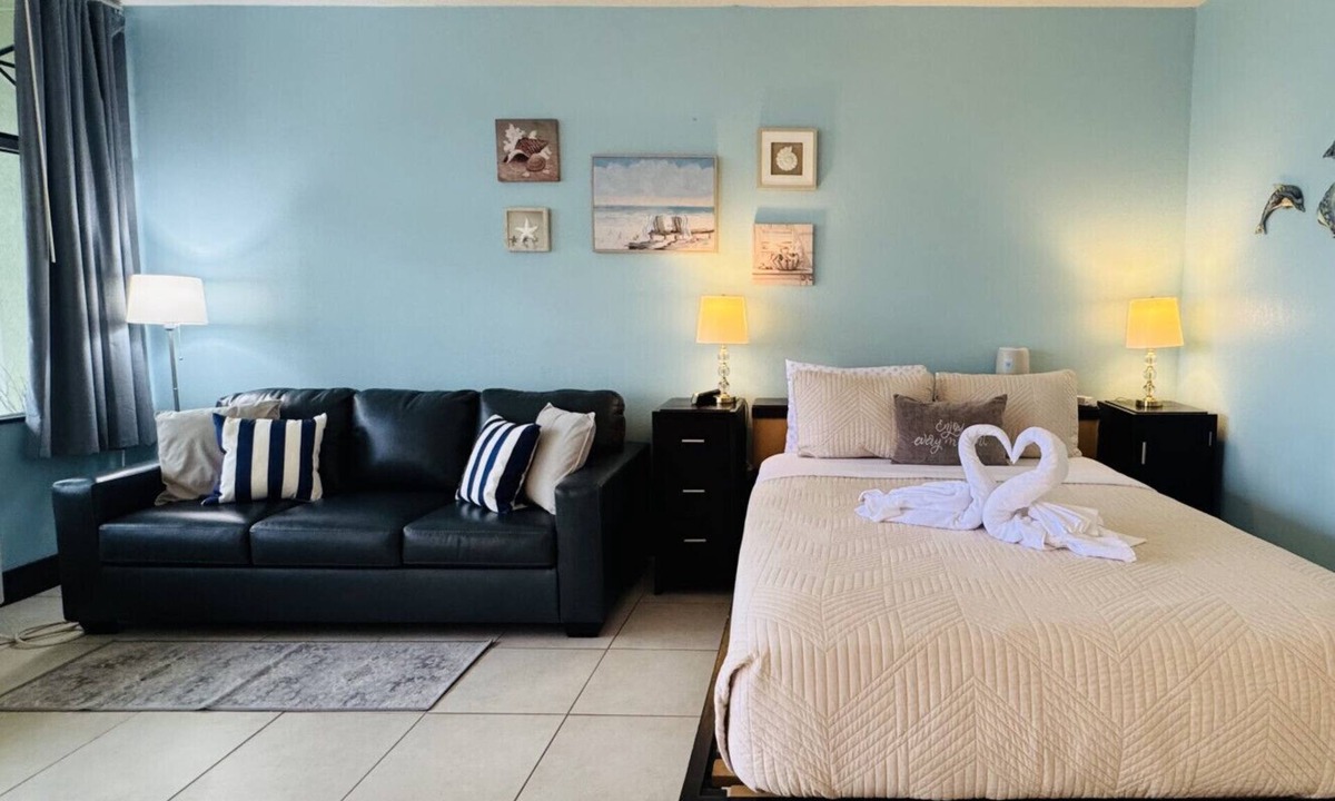 Ruskin Condo | Studio Little Harbor 512 - Ground unit - Private Beach
