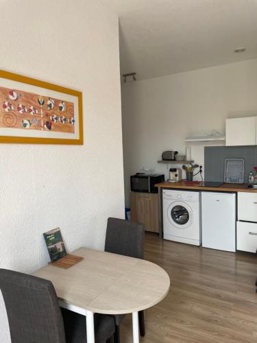 Salies-de-Bearn Apartment | Studio lumineux au calme en centre ville, face aux thermes