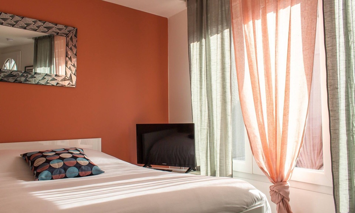 Saint-Quentin Apartment | Studio-Luxury-Ensuite-Terrace