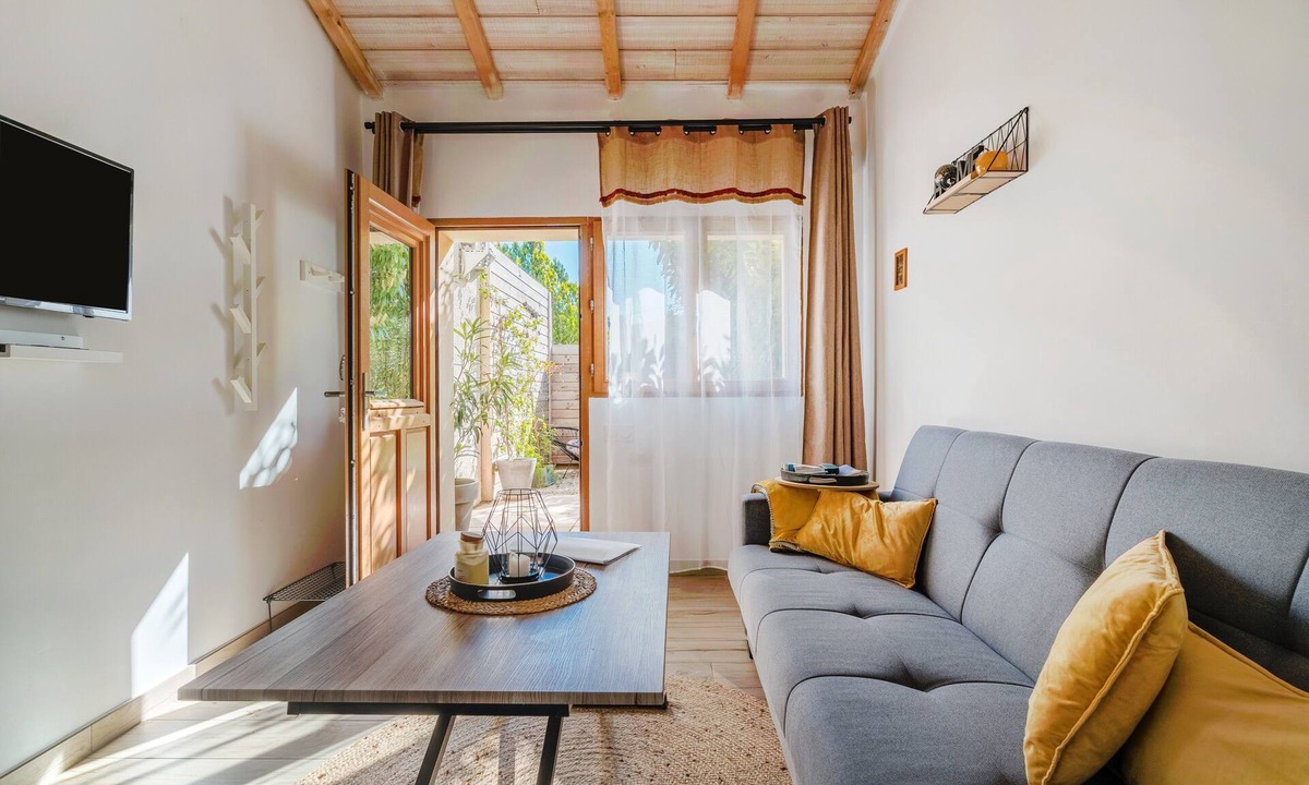 Le Puy-Sainte-Reparade Apartment | Studio "Maya" with Private Terrace, Shared Garden, and Wi-Fi