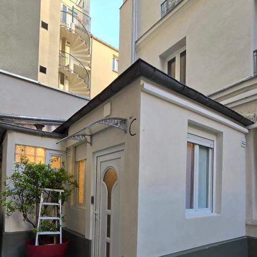 Quartier de la Folie-Mericourt Apartment | studio maisonnette parisien
