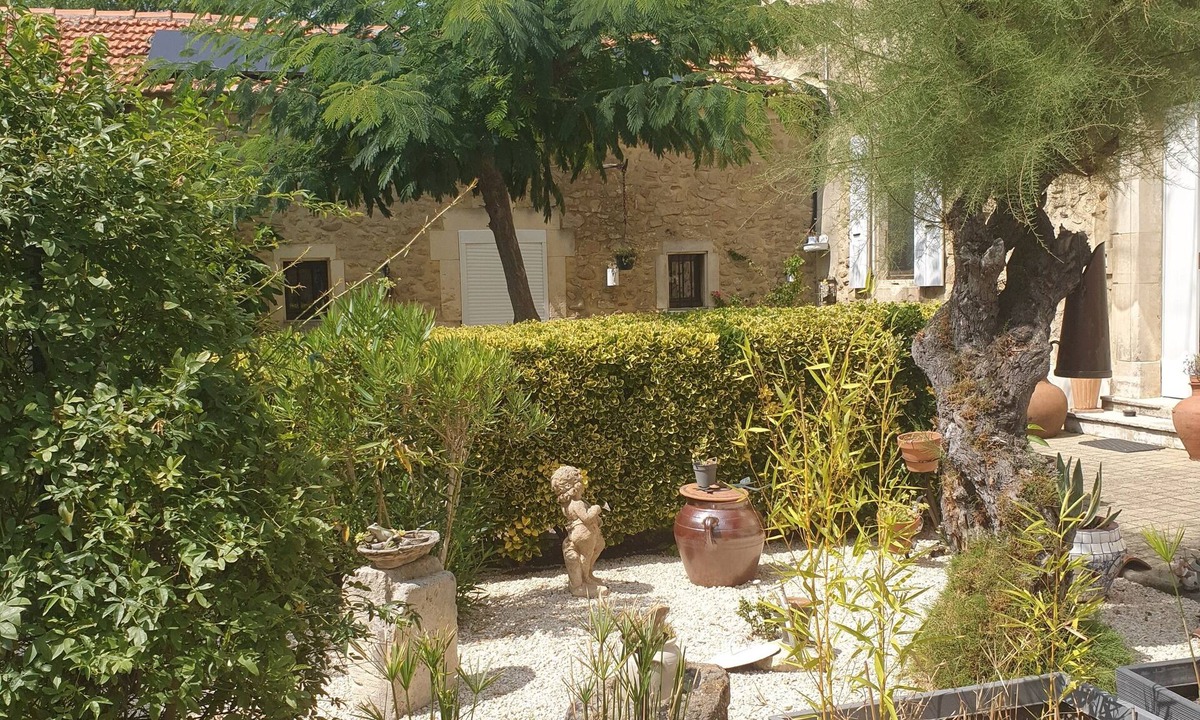 Saint-Paulet-de-Caisson Apartment | Studio Meublé Avec Cour Dans Propriété à la Campagne