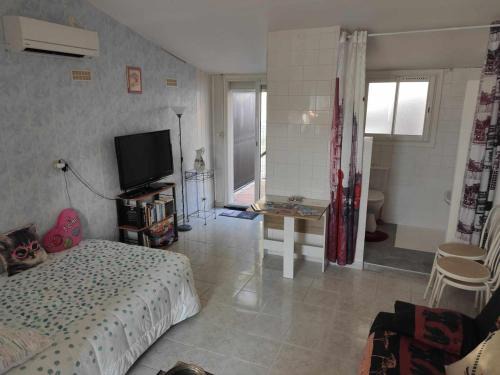 Bagnols-sur-Ceze Apartment | Studio meublé à Bagnols sur Cèze - motards bien venus