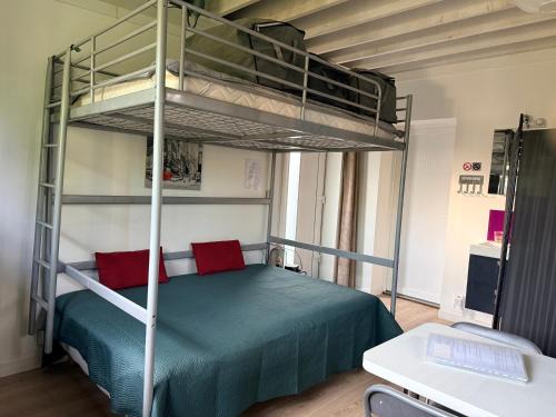 Chavagnes-en-Paillers Apartment | Studio meublé 1 pièce entièrement équipé sans cloisons séparatives