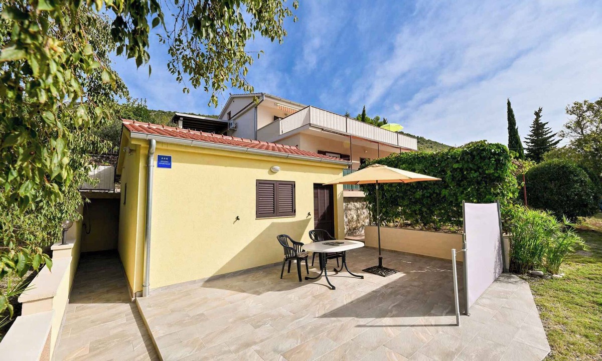 Seline Apartment | Studio mit Klimaanlage und Terrasse