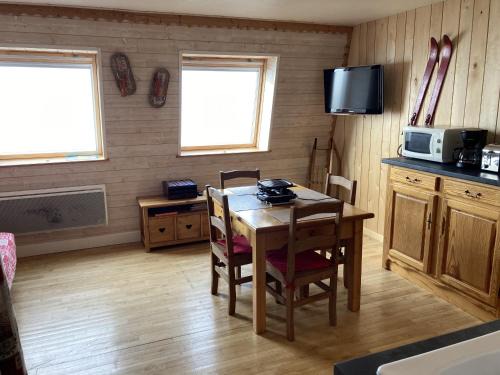 Saint-Jacques-des-Blats Apartment | Studio montagne