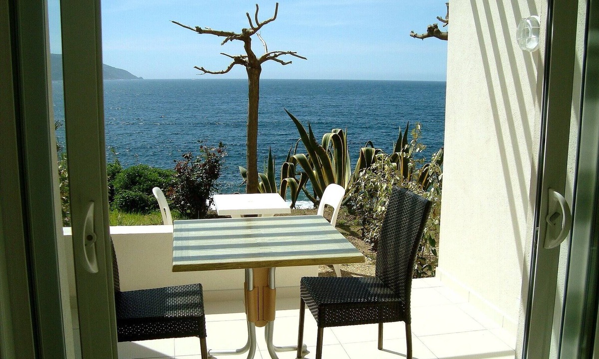 Casaglione Apartment | Studio N°2 in Tiuccia, waterfront, air-conditioned, wifi