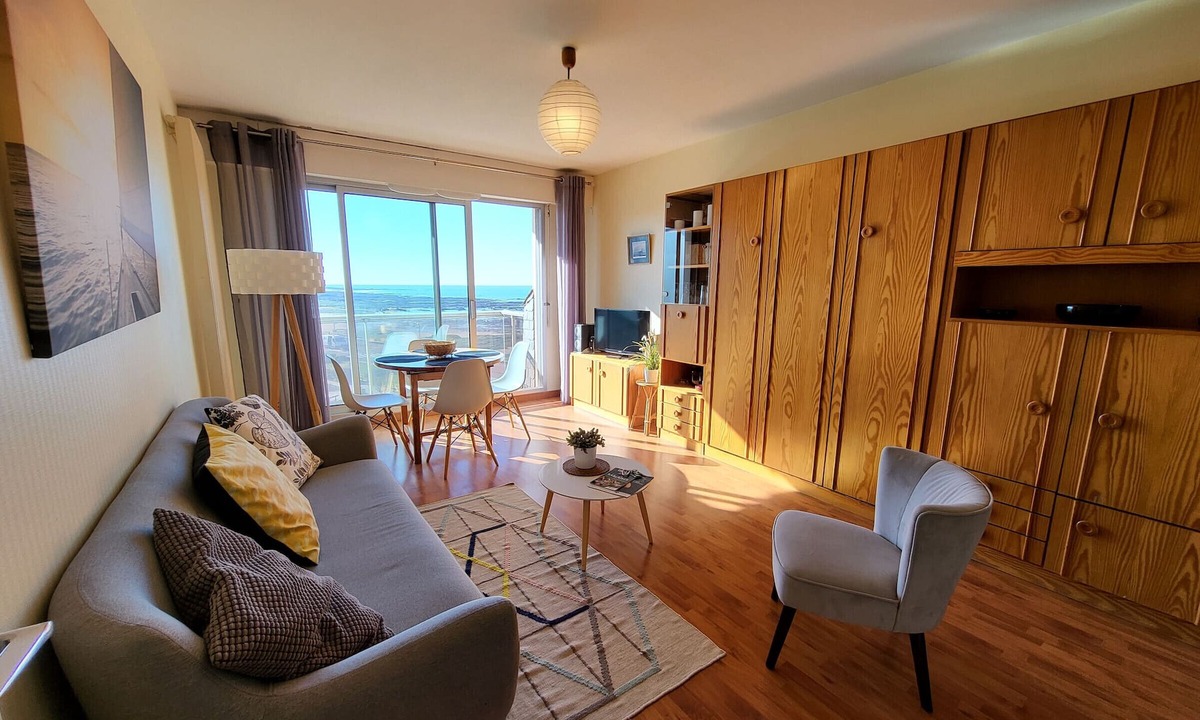 Les Sables d'Olonne Apartment | Studio near beach with private parking and balcony