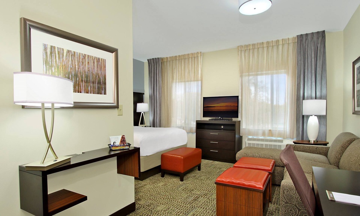 Braeswood Place Apartment | Studio Near Houston Medical Center | Outdoor Pool + 24 Hour Fitness Center