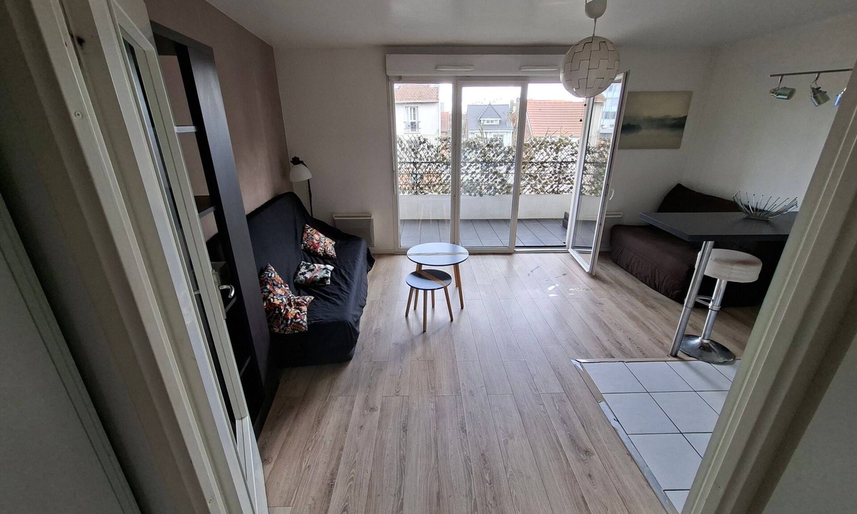 Rosny-sous-Bois Apartment | Studio 'Near RER E' with Balcony