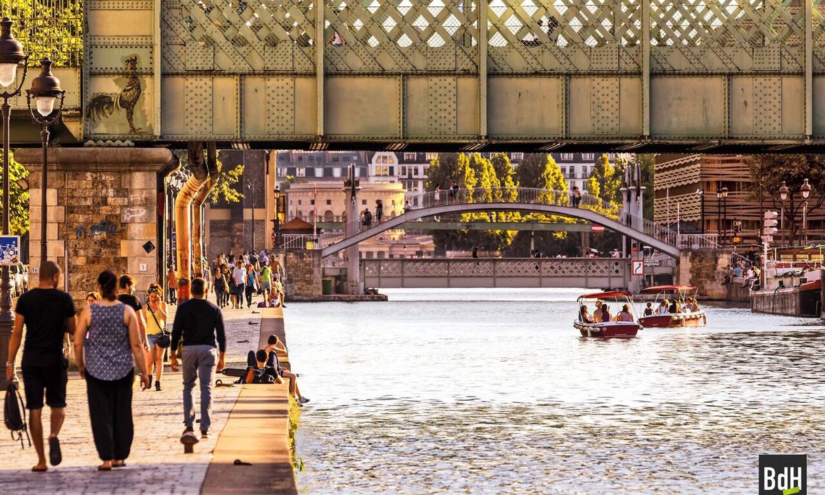Curial Cambrai Apartment | STUDIO NEARBY LE CANAL DE L'OURCQ WITH A PIANO AND A BOOKCASE!