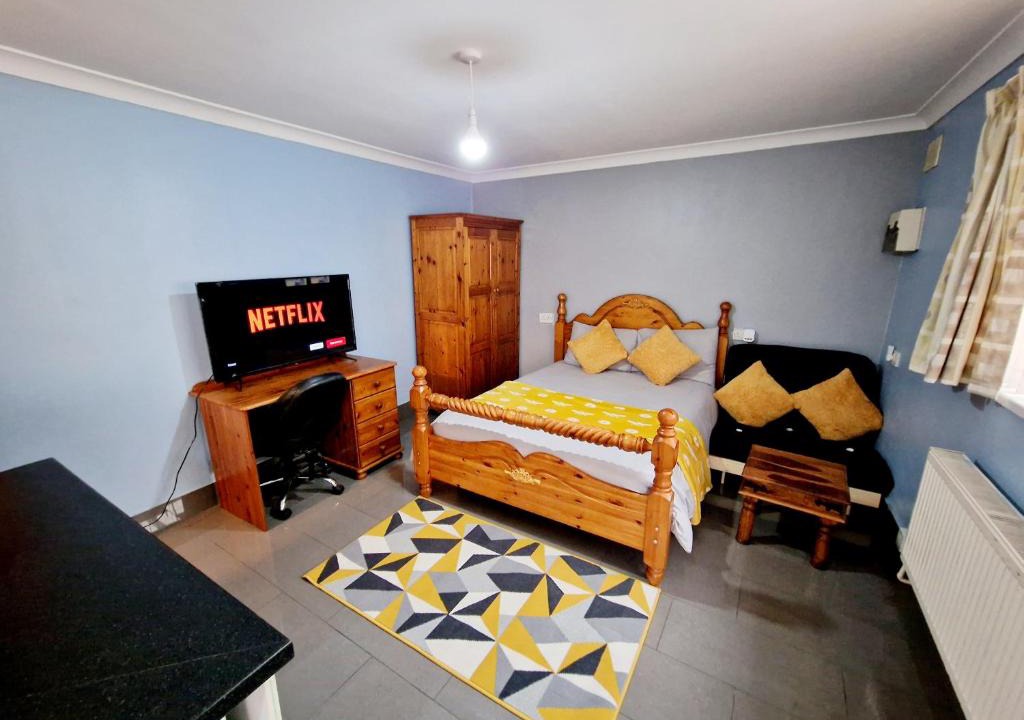 Slough Apartment | Studio next to Slough Station Tesco