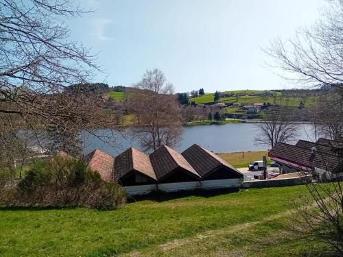 Saint-Remy-Sur-Durolle Apartment | Studio Ocre Au Bord Du Lac