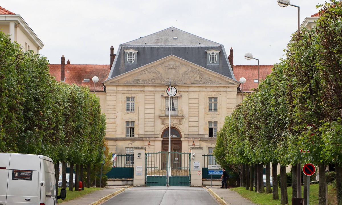 Rueil-Malmaison Apartment | STUDIO PAUL DOUMER CENTER VILLE