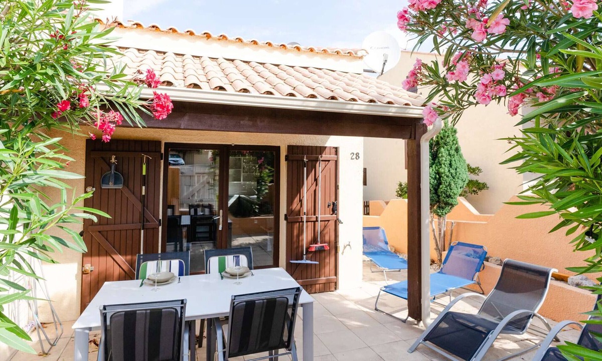 Foulquines Villa | Studio Pavilion in Narbonne-Plage with Pool