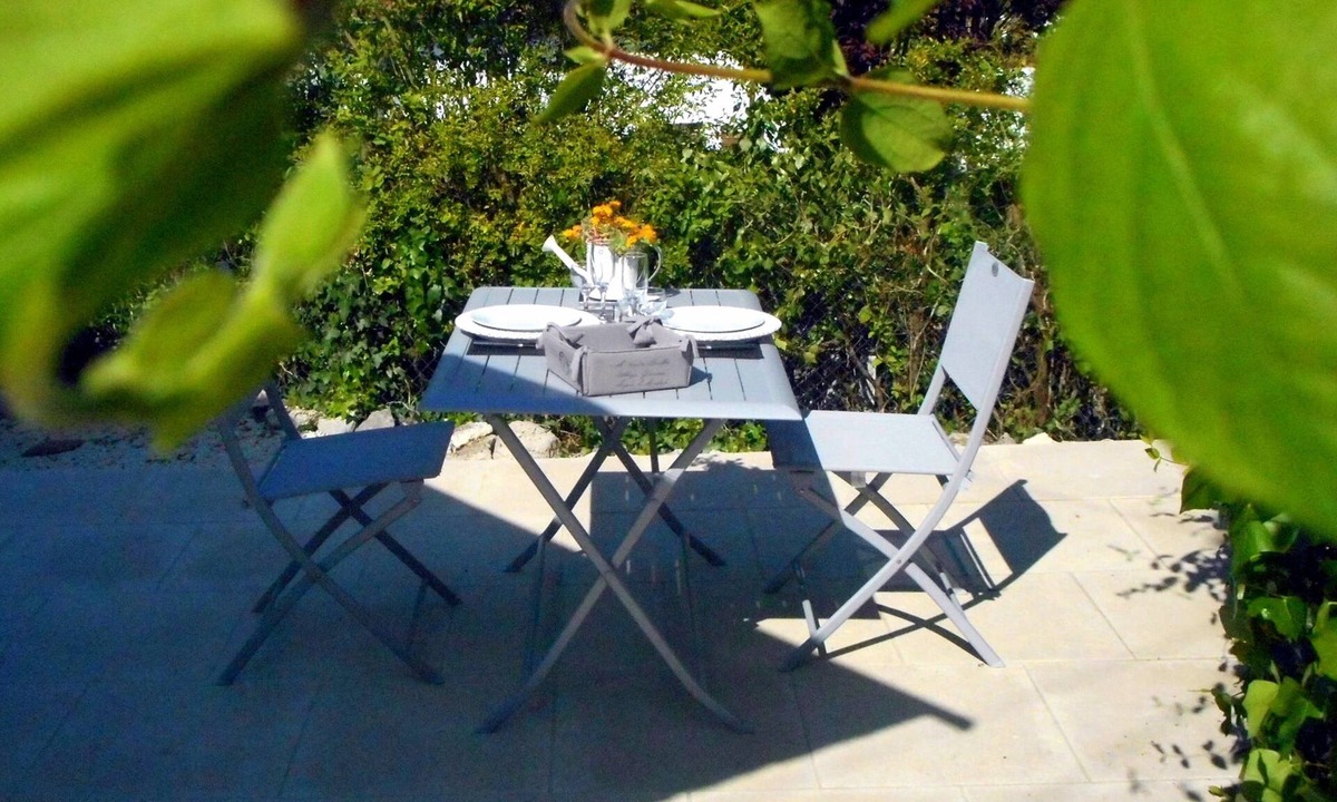 Nerac Apartment | Studio "Petit Nid Cosy De L' Albret" with Private Terrace, Garden, Wi-Fi, and Laundry Area