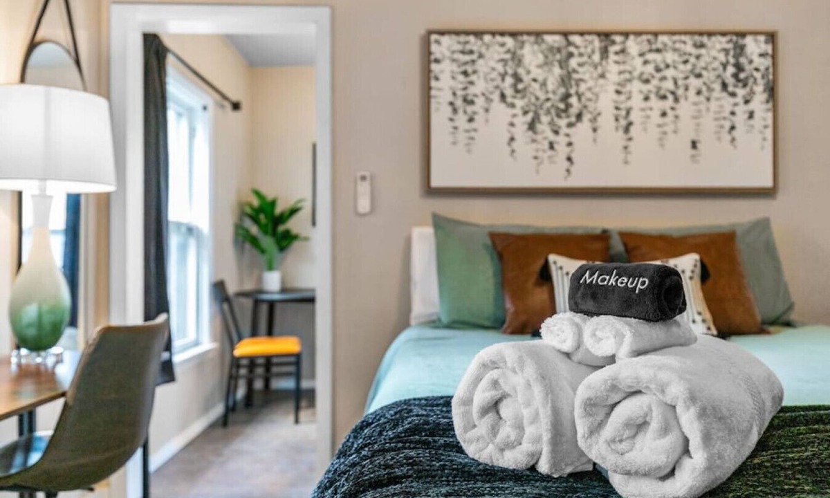 Neenah Apartment | Studio-PETS Welcome! Garage!