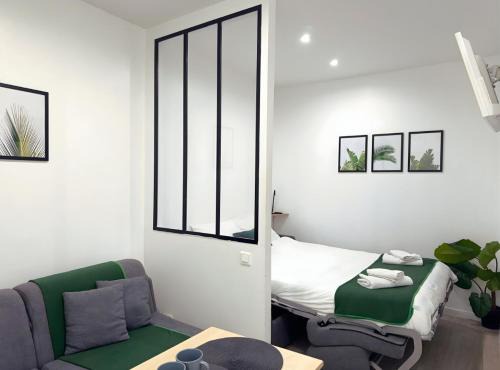 8th Arrondissement Apartment | Studio Ponthieu sur Champs Elysées - calme & design
