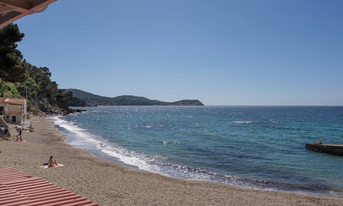 Le Pradet Bed & Breakfast | Studio "Porte Rouge 5" with Sea View