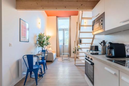 Annappes Apartment | Studio pour deux en mezzanine avec petit balcon