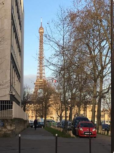 Quartier de l'Ecole-Militaire Apartment | studio pour deux face a la tour Eiffel