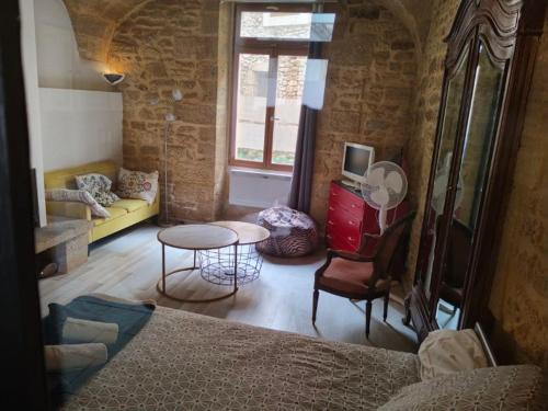 Remoulins Apartment | Studio Proche Pont du Gard