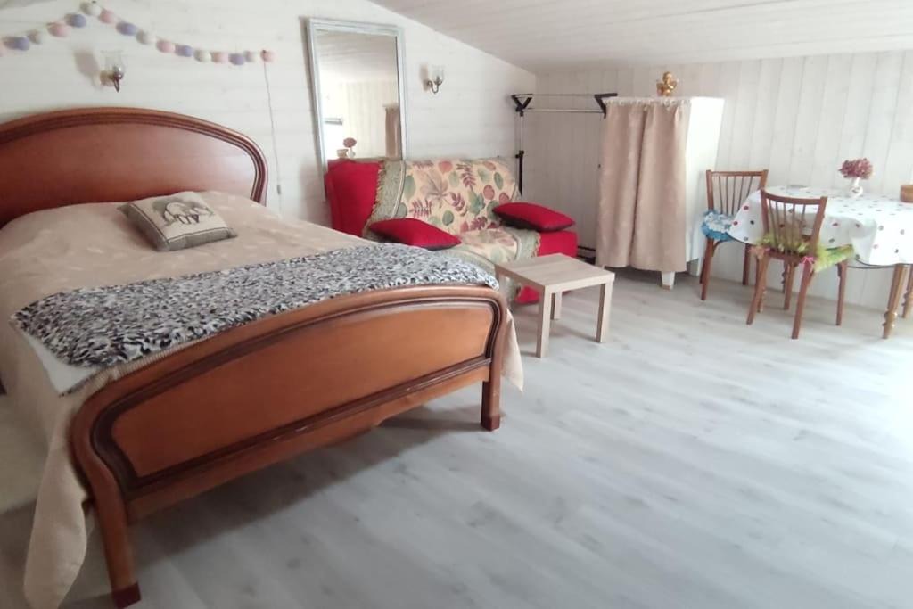 Le Mesnil-en-Vallee Apartment | Studio Propre et Cosy