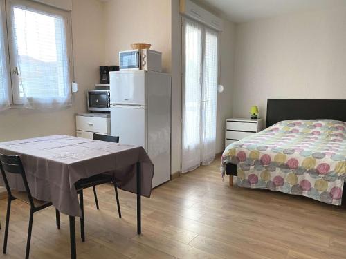 Balaruc-les-Bains Apartment | Studio rénové avec balcon, proche commerces, wifi et cellier privatif - Balaruc-les-Bains. - FR-1-553-13