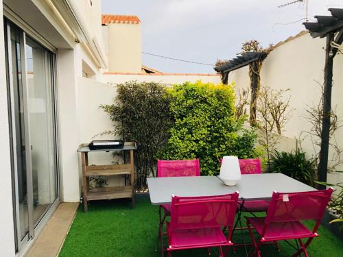 Noirmoutier-en-l'Ile Apartment | Studio rénové à deux pas de la plage des Lutins - Terrasse privée, parking et animaux acceptés - FR-1-426-515