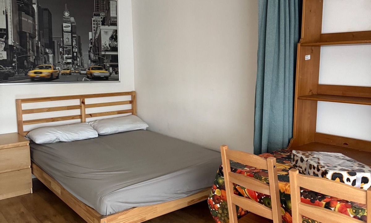 Brunel Apartment | Studio - Sleeps 2 - Garden - Parking - Wifi