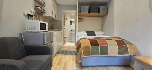 Reading Apartment | Studio - Sleeps 2 - Private Garden