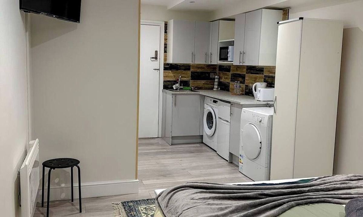 Ealing Apartment | Studio - Sleeps 2 - Short Walk to Station