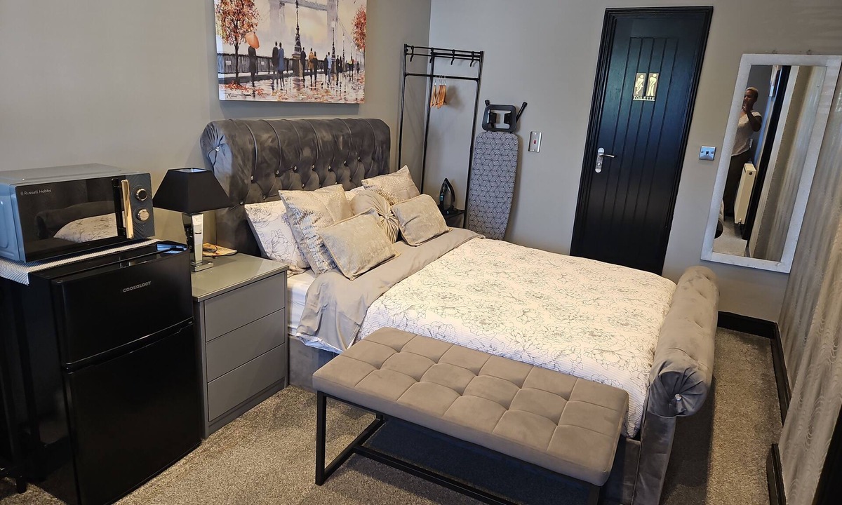 Dudley Apartment | Studio Sleeps 2 with Free Parking