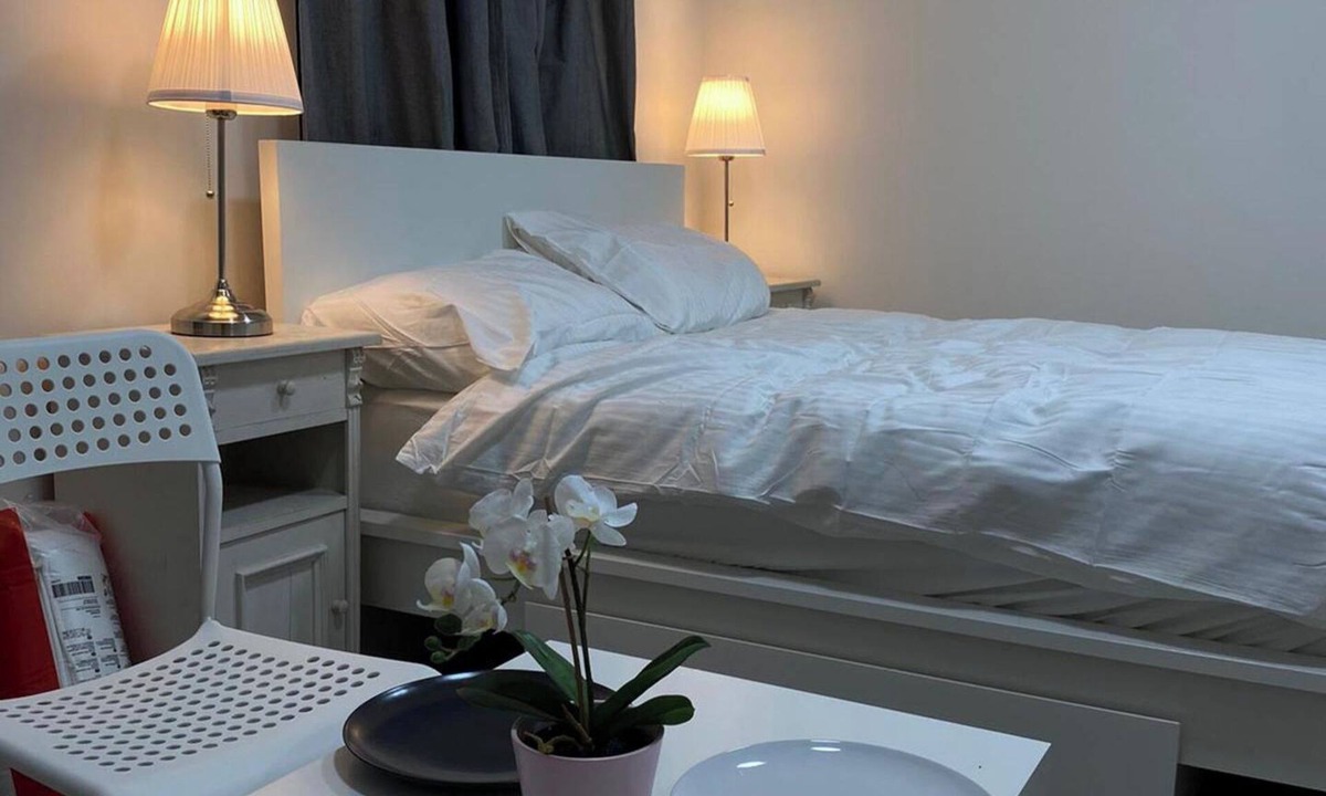 Acton Apartment | Studio Sleeps 2 with Walk-In Shower