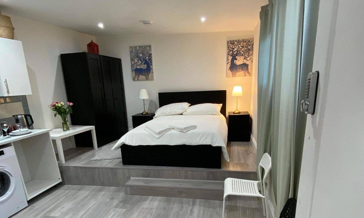 South Acton Apartment | Studio Sleeps 3 - Outdoor Space - Pet Friendly