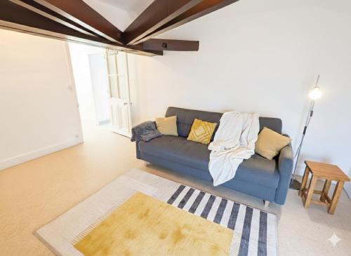 Irigny Apartment | Studio spacieux avec bureau - Calme & Proche Lyon