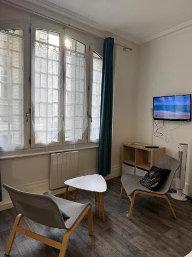 Montlucon Apartment | Studio St Pierre