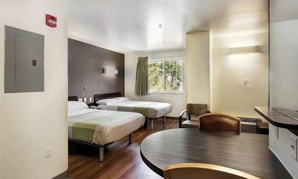 East Brunswick Hotel | Studio Stay Near Rutgers + Parking