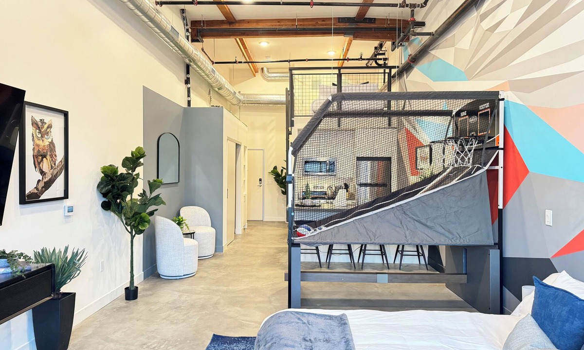 Lacy Apartment | Studio-style loft with Garage door only 6 miles from Disney!