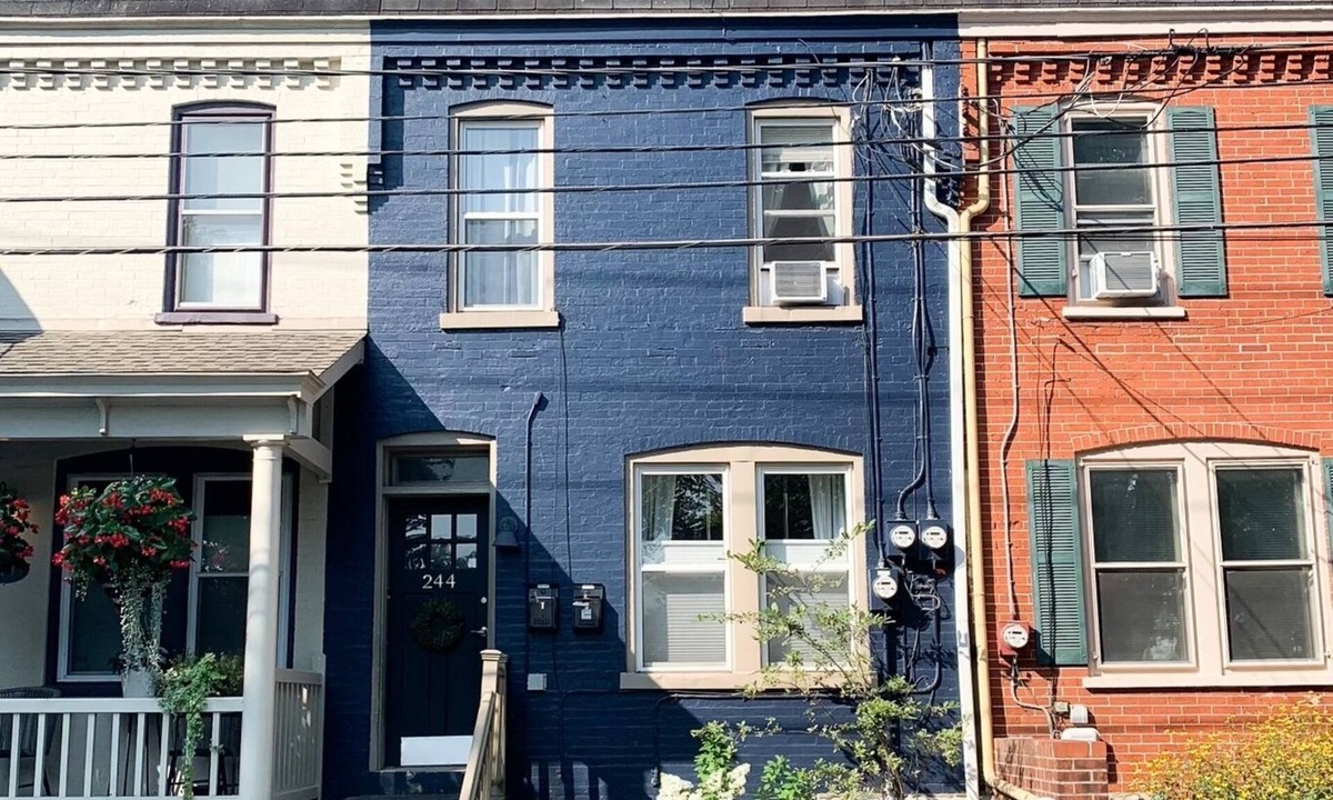 Lancaster House | Studio Style - open space No private bedroom Downtown Lancaster