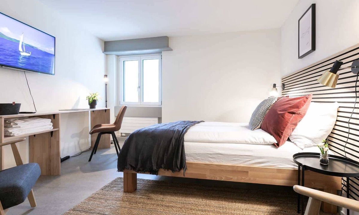 St. Gallen Apartment | Studio stylish blue (5) with shower (plus kitchen for shared use)